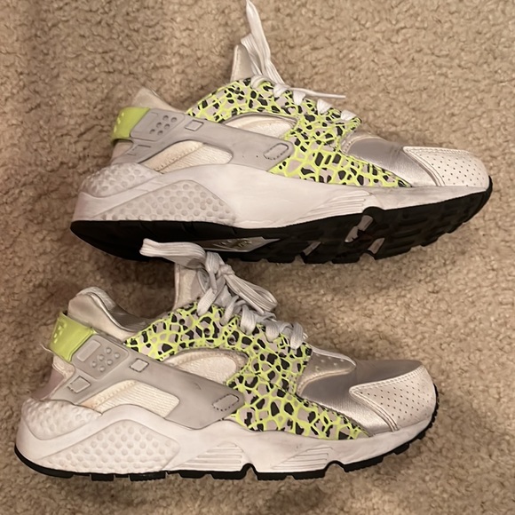 Nike Air Hurache Womens - Picture 2 of 5